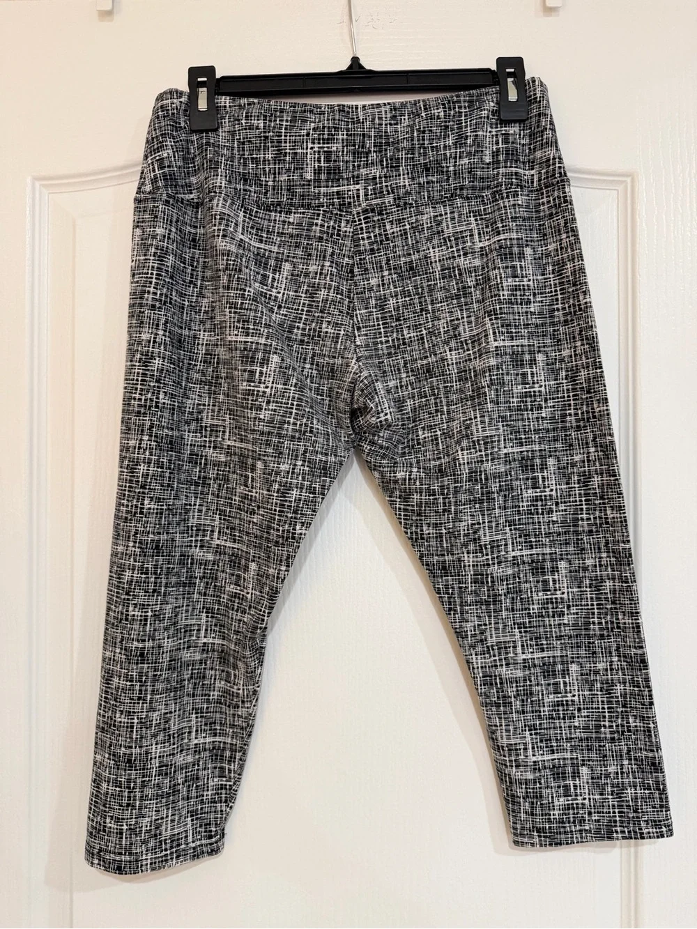 Black & White Crosshatch Capri Leggings